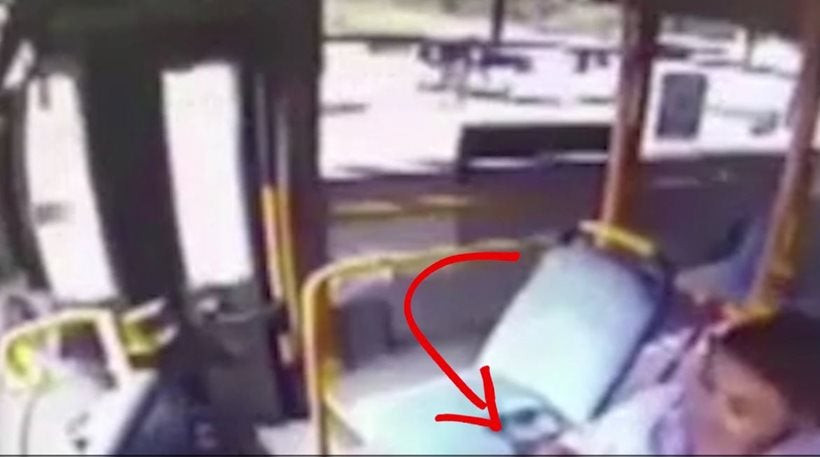 Bίντεο-σοκ: Γυναίκα οδηγός λεωφορείου παίζει με το κινητό της και «πατάει» επιβάτη που μόλις αποβιβάστηκε